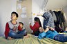 Programme régional d’accueil et d’hébergement pour les demandeurs d’asile (PRAHDA), Séméac, février 2018. 
 – Haifa et ses quatre enfants viennent de Homs en Syrie. Son mari a été tué là-bas. Dans leur parcours d’exil, la mère d’Haifa a dû rester en Jordanie, une situation qu’elle vit mal. Très souvent, les familles qui fuient les conflits se retrouvent éclatées dans plusieurs pays. 
L’attente de la réponse de l’OFPRA est longue et stressante pour ces réfugiés. Le délai est très variable mais peut aller jusqu’à deux ans.
