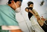 – Say Na a trente ans et pèse vingt neuf kilos. Elle est arrivée au centre avec sa mère et son fils. Comme beaucoup de femmes au Cambodge, elle a été contaminée par son mari. Centre de soins palliatifs de Douleur sans frontières. Phnom Penh, Cambodge, février 2004