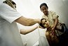 – Toilette de Say Na, aidée par sa mère. Centre de soins palliatifs de Douleur sans frontières. Phnom Penh, Cambodge, février 2004