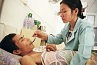 – Une femme donne à manger à son mari en phase terminale. Centre de soins palliatifs de Douleur sans frontières. Phnom Penh, Cambodge, février 2004