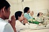 – Une majorité de Cambodgiens est bouddhiste. Très souvent la famille veille et fait appel aux bonzes pour prier. Centre de soins palliatifs de Douleur sans frontières. Phnom Penh, Cambodge, février 2004