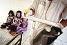 – Les familles attendent. Centre de soins palliatifs de Douleur sans frontières. Phnom Penh, Cambodge, février 2004