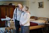 Bernard et Simone Weber partagent une chambre commune. Ils sont mariés depuis 65 ans et sont entrés ensemble à la résidence. La maladie d'Alzheimer de madame Weber demandait un suivi plus important. Monsieur Weber veille quotidiennement sur sa femme. Il est très impliqué dans la vie de la résidence.