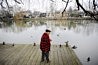 Léo se balade le long de la Marne deux fois par jour. Dès qu'il arrive sur le ponton, canards et pigeons se dirigent vers lui. Ils sont habitués à ce qu'il leur donne à manger.