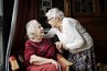 Andrée et Christiane sont amies depuis quatre ans. Leur première rencontre a eu lieu dans l'ascenseur. Andrée s'est dit : « Elle n'a pas l'air aimable celle-là. Elle me rappelle ma mère, un vrai général.»  Curieusement, cette ressemblance plutôt austère a attiré Andrée vers Christiane. Depuis, tous les jours à 18h45, elle passe dans sa chambre et elles partent ensemble pour le restaurant.