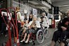 Juin, gare Montparnasse. Pour changer d'air, un groupe de quinze résidents part en vacances, encadré par le personnel de la résidence. Six d'entre eux sont en fauteuil roulant.