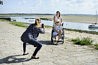 Devant la plage de Pen-Bron, Catherine, aide-soignante, se fait photographier avec l'une des résidentes. Elle envoie régulièrement des nouvelles à son fils.